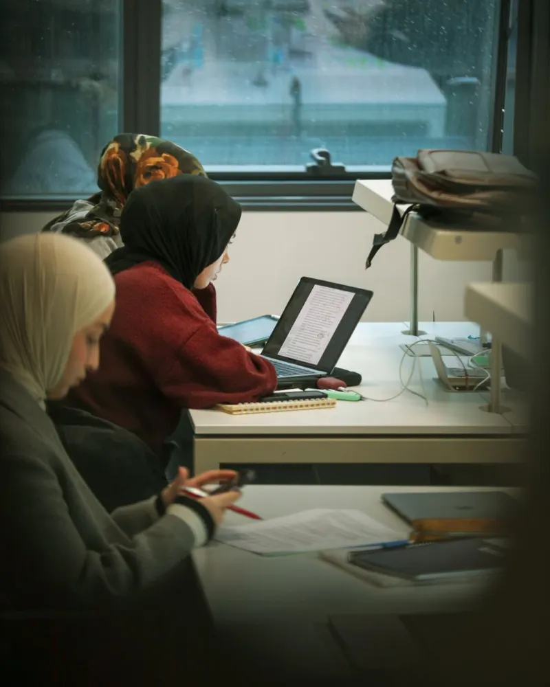 Curso em grupo no computador